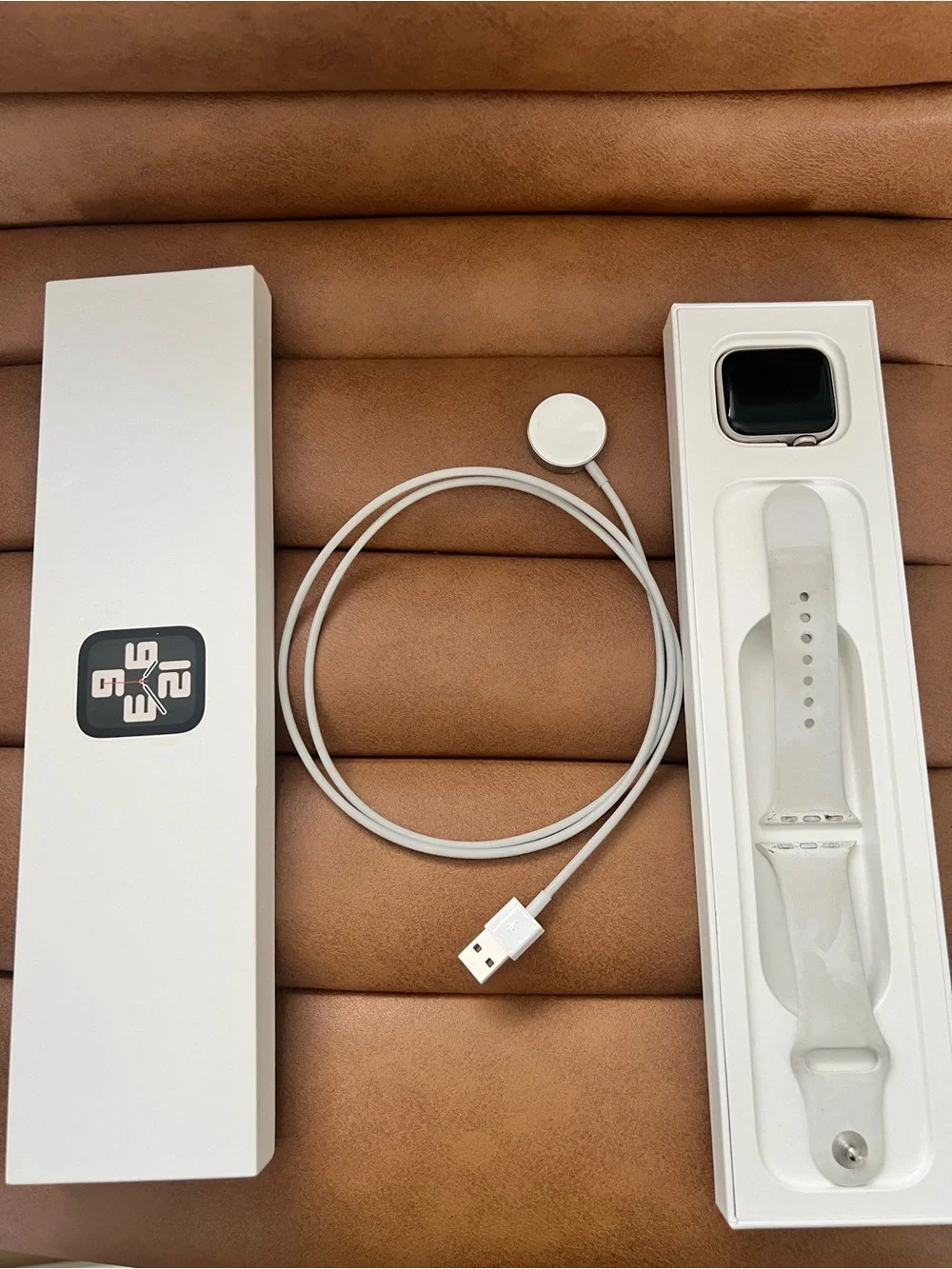Apple SE (2nd Gen) 40mm Black Smartwatch with Silver Digital Crown